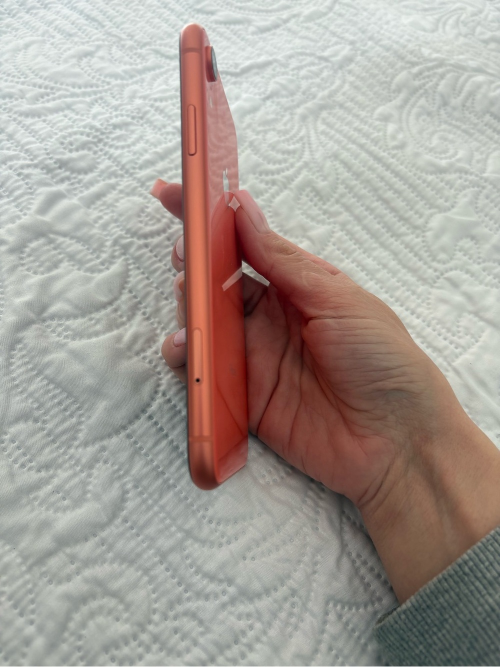 IPHONE XR IN ORANGE COLOR
UNLOCKED
 WORKS BUT BATTERY PROBLEM - Picture 5 of 7